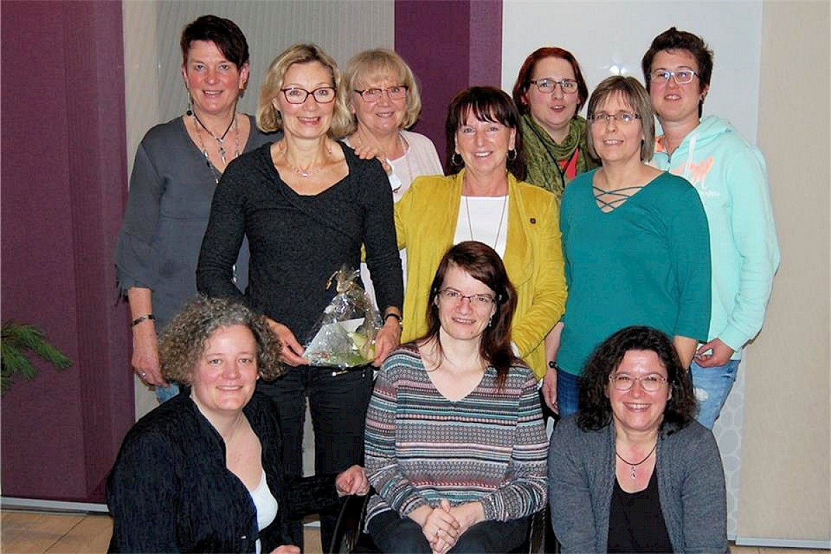 Ein Abschiedsgeschenk hatte das Team der „Aktion Gänseblümchen“ beim letzten Treffen für ihre langjährige „Chefin“ Petra Jokiel (2. Reihe links) mitgebracht. Sprecherin des Teams ist zurzeit Doris Jolk (vorne links). Foto: pd