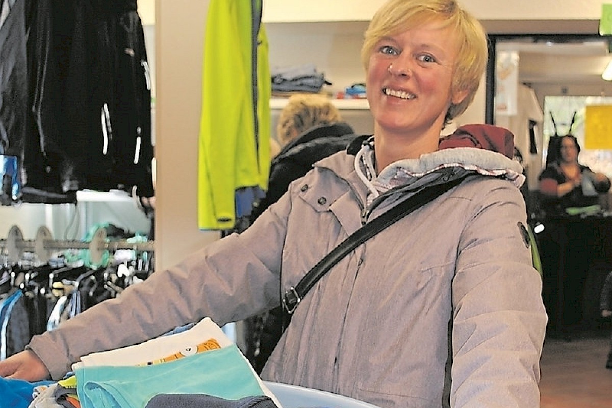 Kerstin Lienemann bringt Sachen zum Verkauf mit.