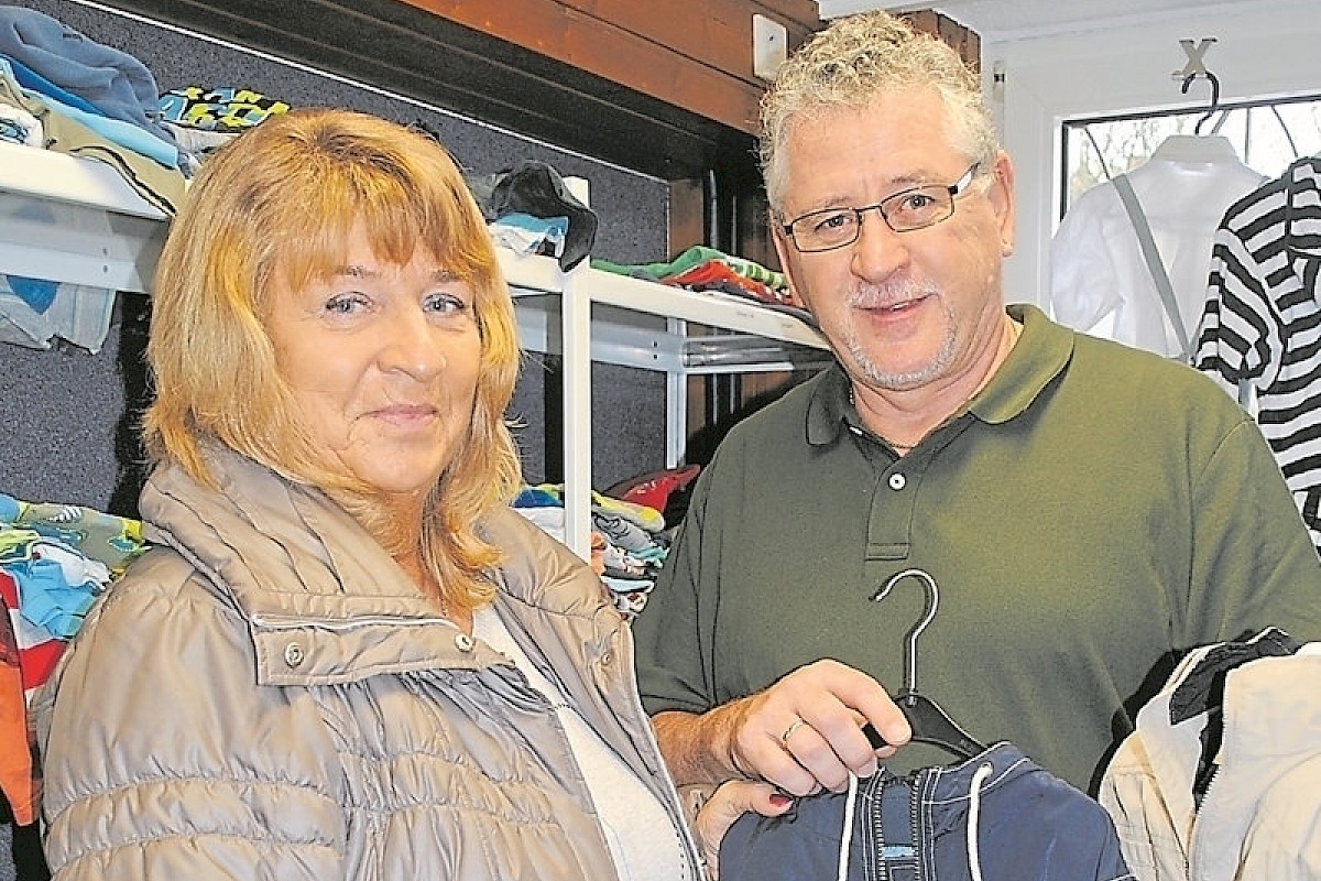 Edeltraud und Christian Rüding kaufen für die Enkel ein.