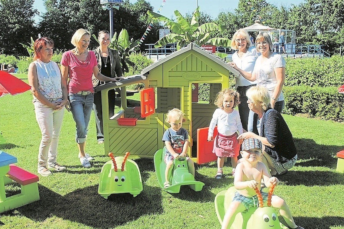 Die kleinen Badbesucher haben ihren Spaß an der Spende von der Aktion „Gänseblümchen“.