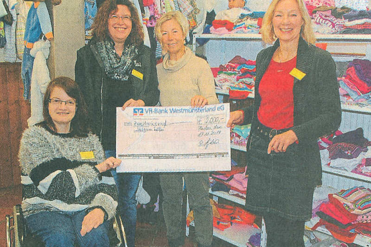 Petra Jokiel (r), Katrin Mecking (2. v. l.) und Tanja Ostgathe (l.) aus dem „Gänseblümchen“-Team überreichten den Scheck an Beate Schmidt (2. v. r.)