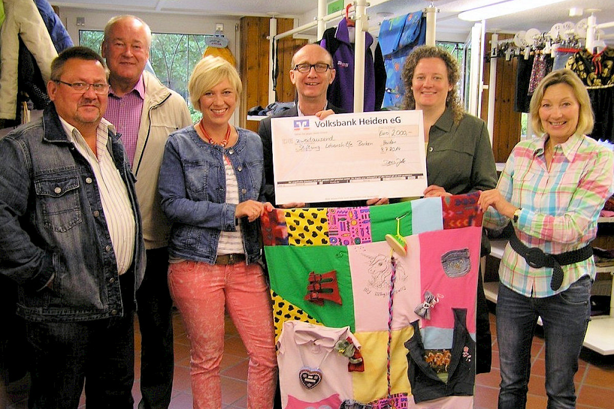 Die Vertreter der Stiftung Lebenshilfe mit ihrem Kuratoriumsvorsitzenden Josef Amberg (2. v. l.) freuten sich über die Spende der Aktion Gänseblümchen, vertreten durch Petra Jokiel (r.) und Doris Jolk (2. v. r.)