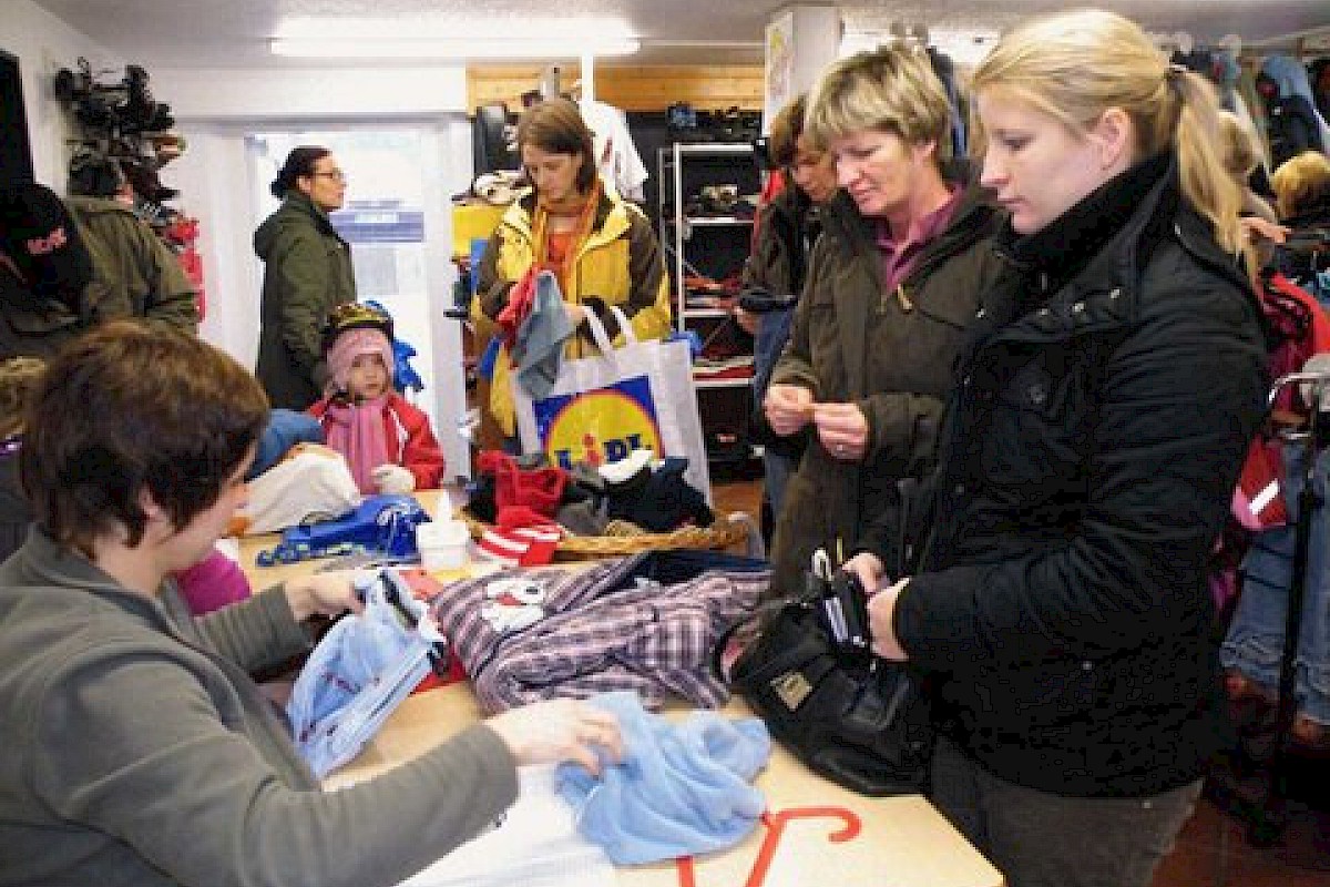 Groß ist die Palette an günstiger, gebrauchter Kindergarderobe, die Kundinnen vorfinden. (Foto: Jünck)