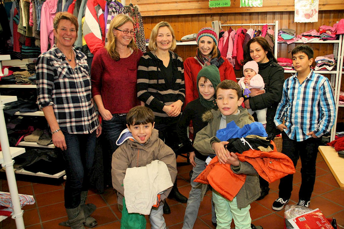 Im Pfarrheim bei der Aktion Gänseblümchen (hinten v.l.n.r.): Ulrike Stork, Steffi Haddik, Petra Jokiel, Zeynab Horo (Simo), Nagham Somo mit zwei Kindern, vorn die drei Jungen der Familie Simo. Foto: mge